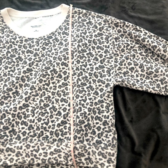 Abercrombie & Fitch Women’s Leopard print sweatshirt with puff sleeve - size M - Picture 6 of 6
